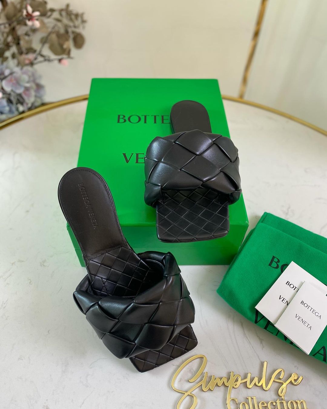 BV Lido Flat Leather Sandals