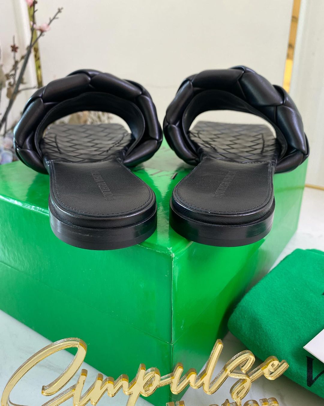 BV Lido Flat Leather Sandals