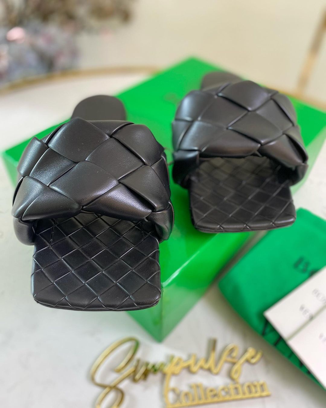 BV Lido Flat Leather Sandals