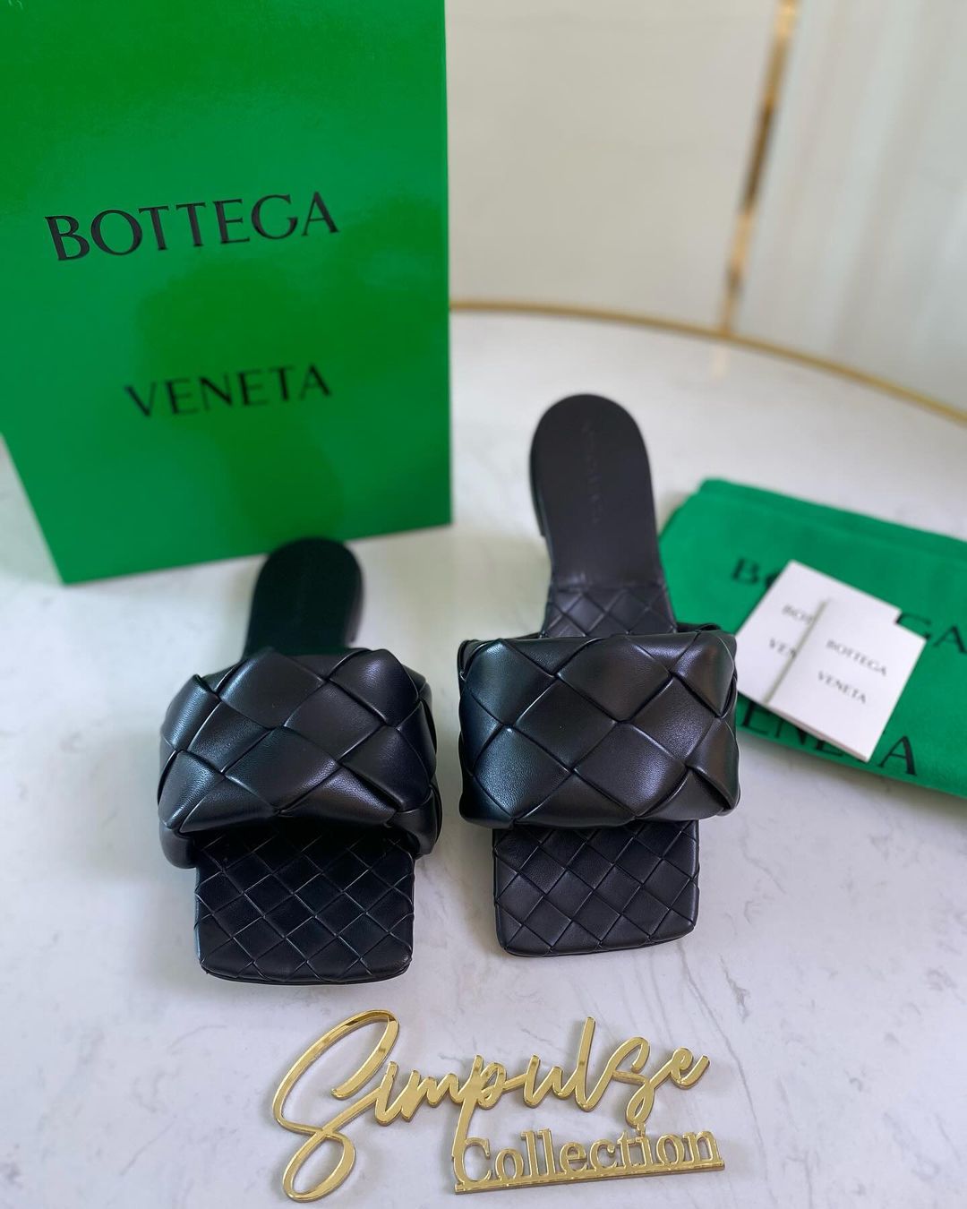 BV Lido Flat Leather Sandals