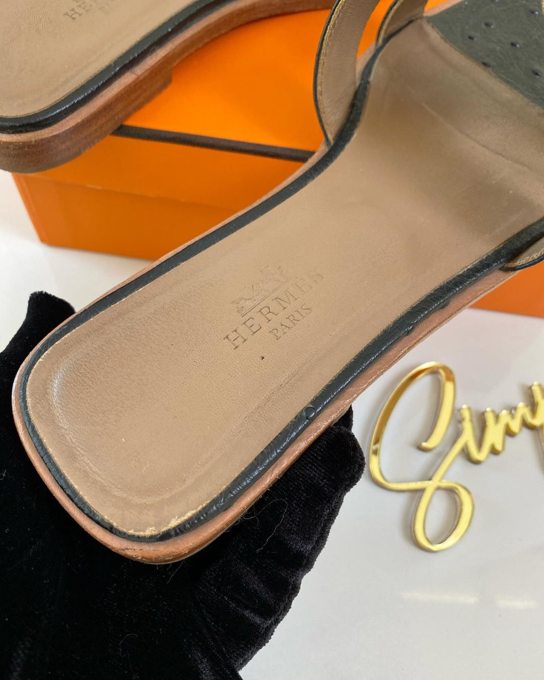 H Oran Black Ostrich