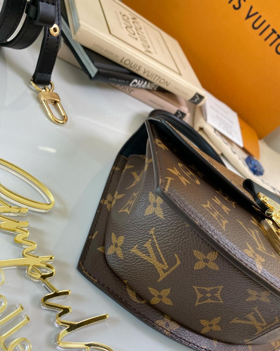 Louis Vuitton Mono Reverse Tilsitt