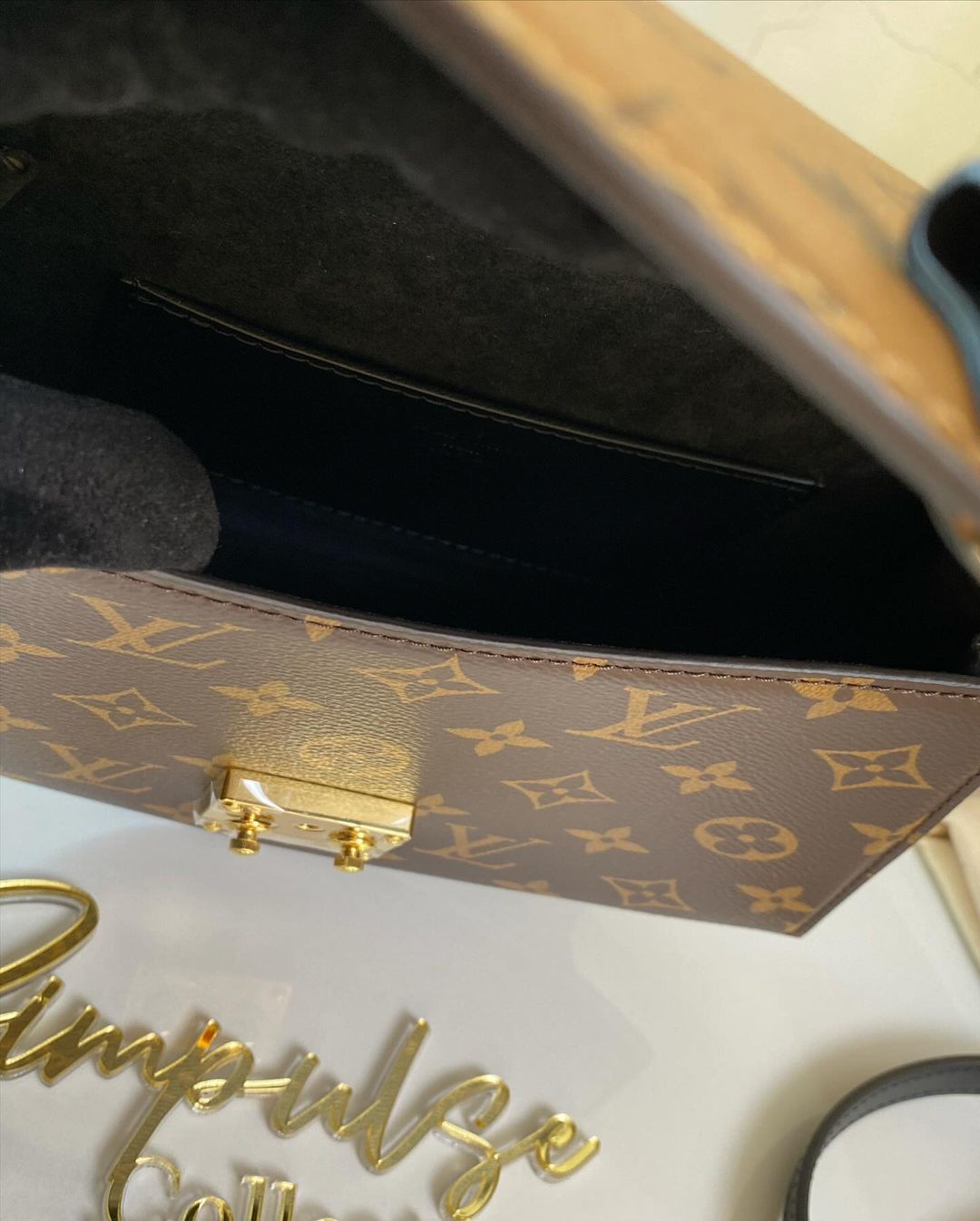 Louis Vuitton Mono Reverse Tilsitt