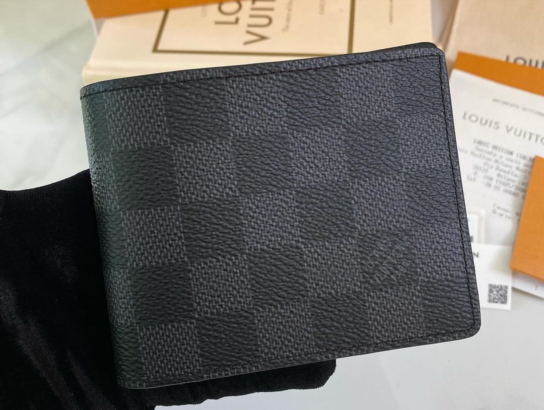 L V Damier Graphite Men’s Wallet