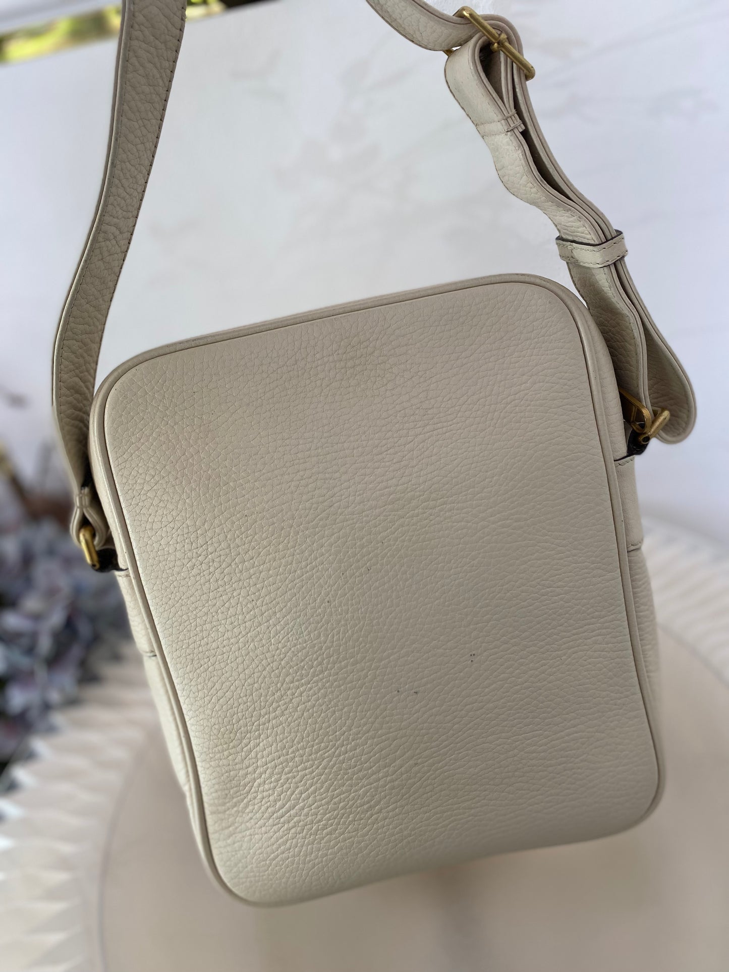 GUCCI White Grained Calfskin LOGO Messenger Bag