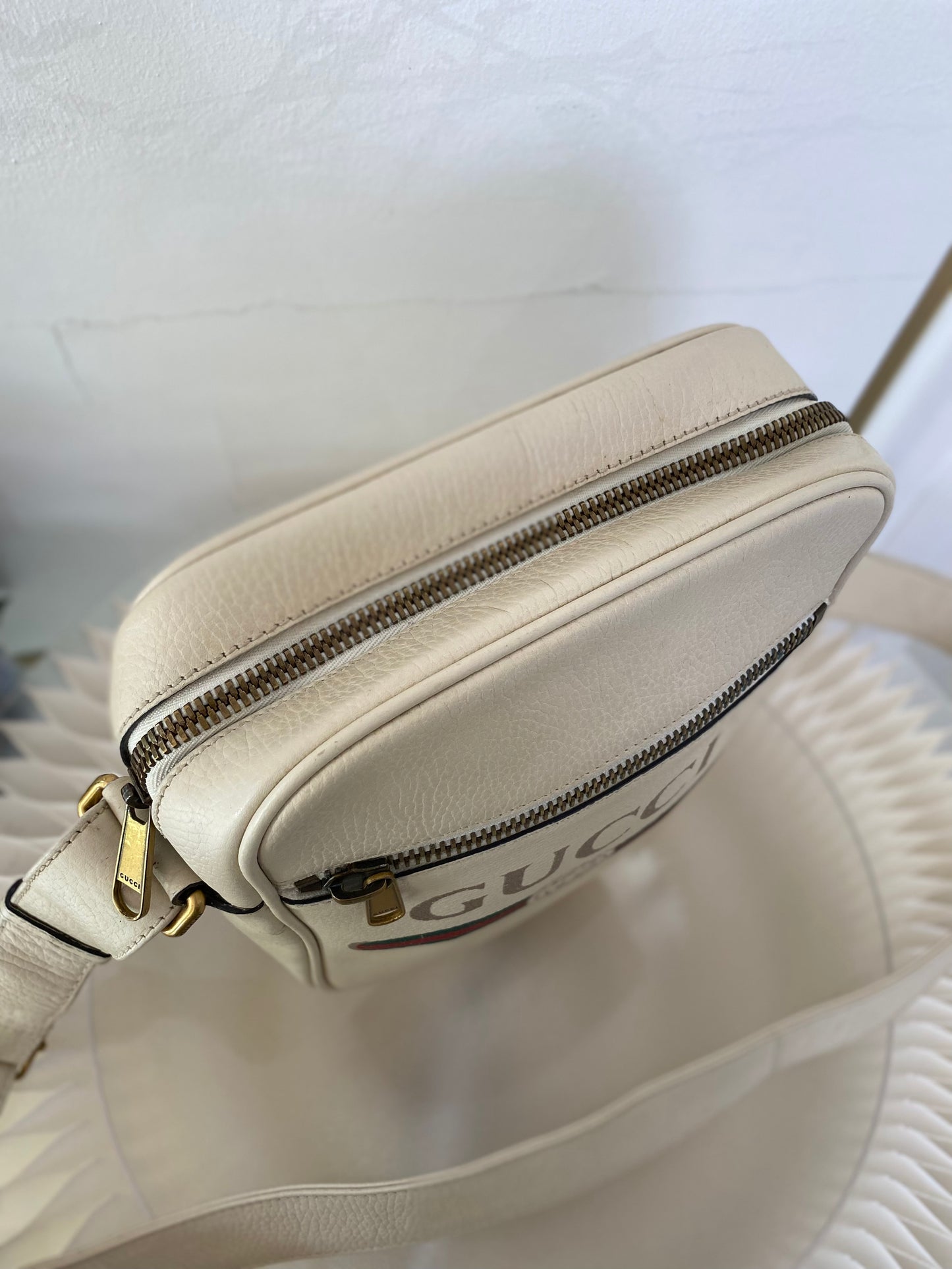 GUCCI White Grained Calfskin LOGO Messenger Bag