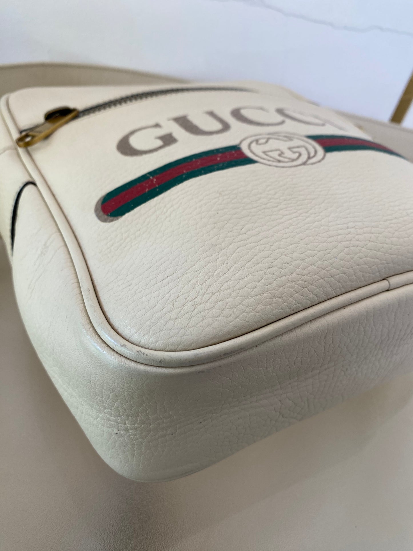 GUCCI White Grained Calfskin LOGO Messenger Bag