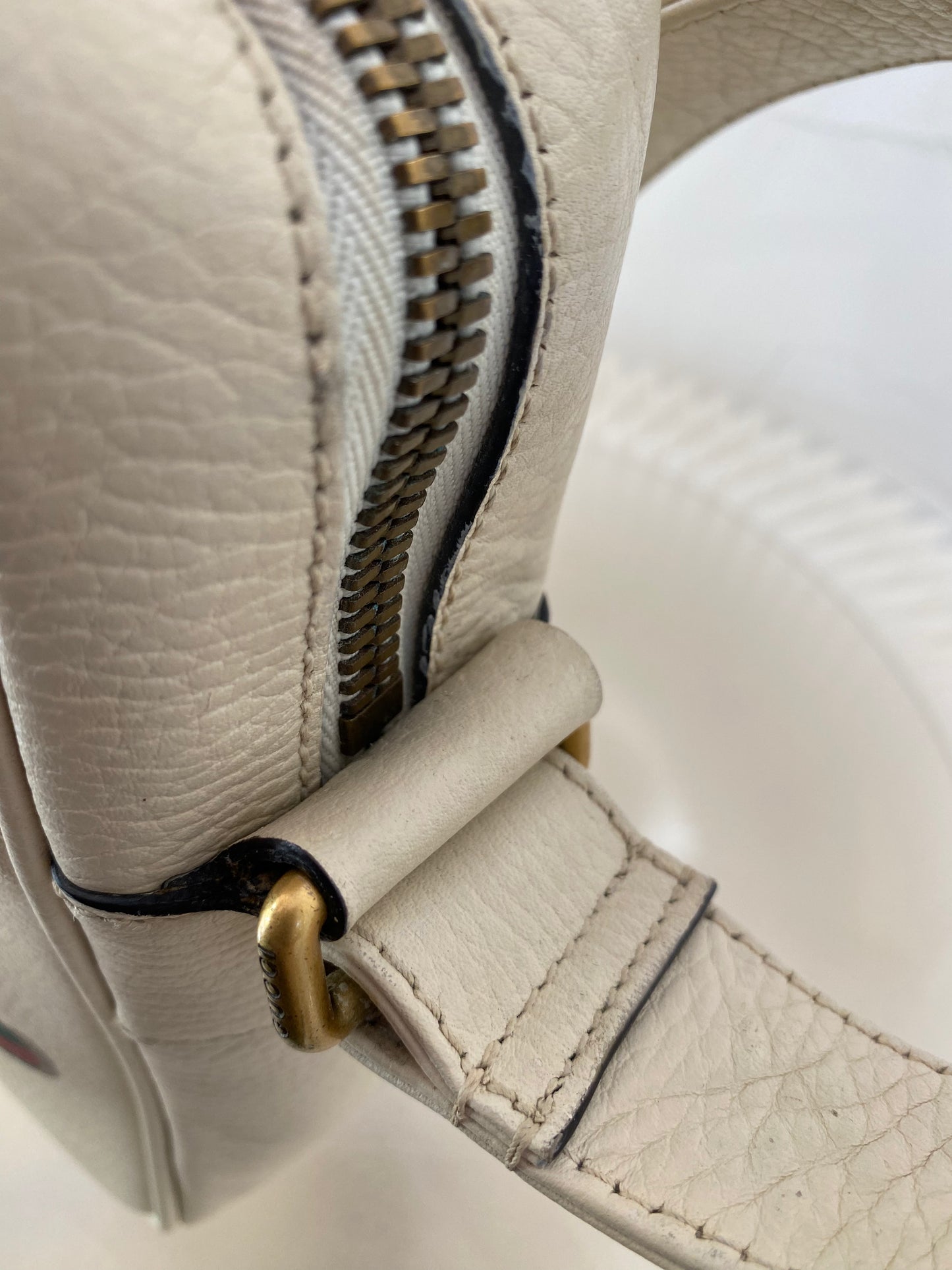 GUCCI White Grained Calfskin LOGO Messenger Bag