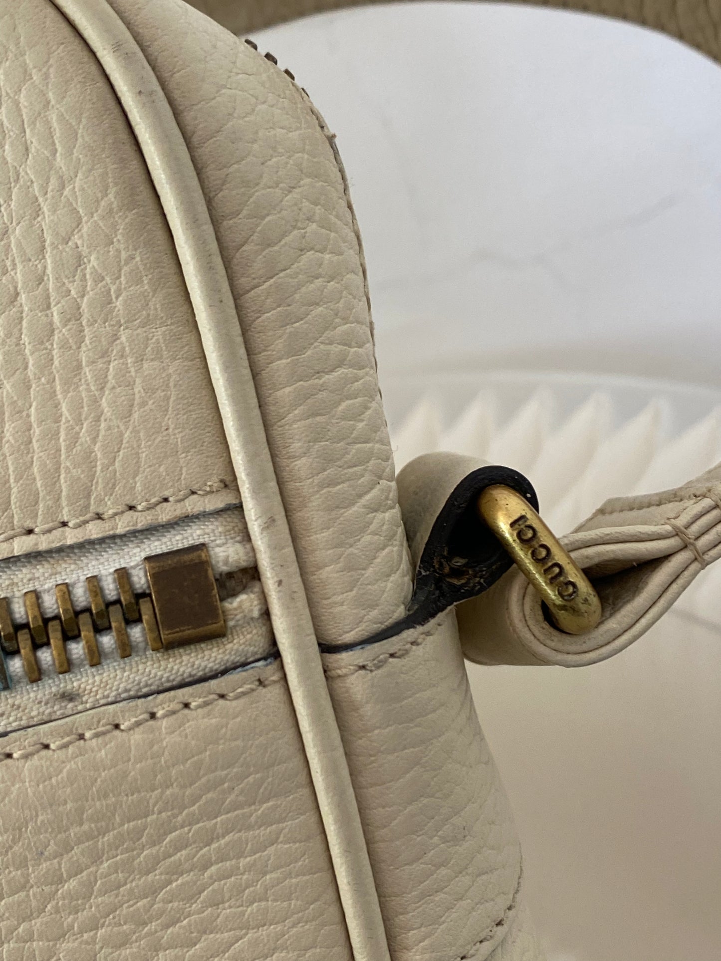 GUCCI White Grained Calfskin LOGO Messenger Bag