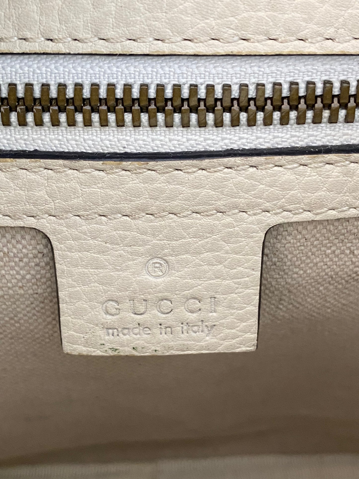 GUCCI White Grained Calfskin LOGO Messenger Bag