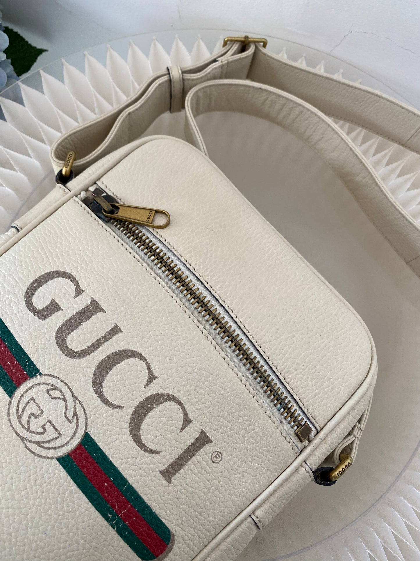 GUCCI White Grained Calfskin LOGO Messenger Bag