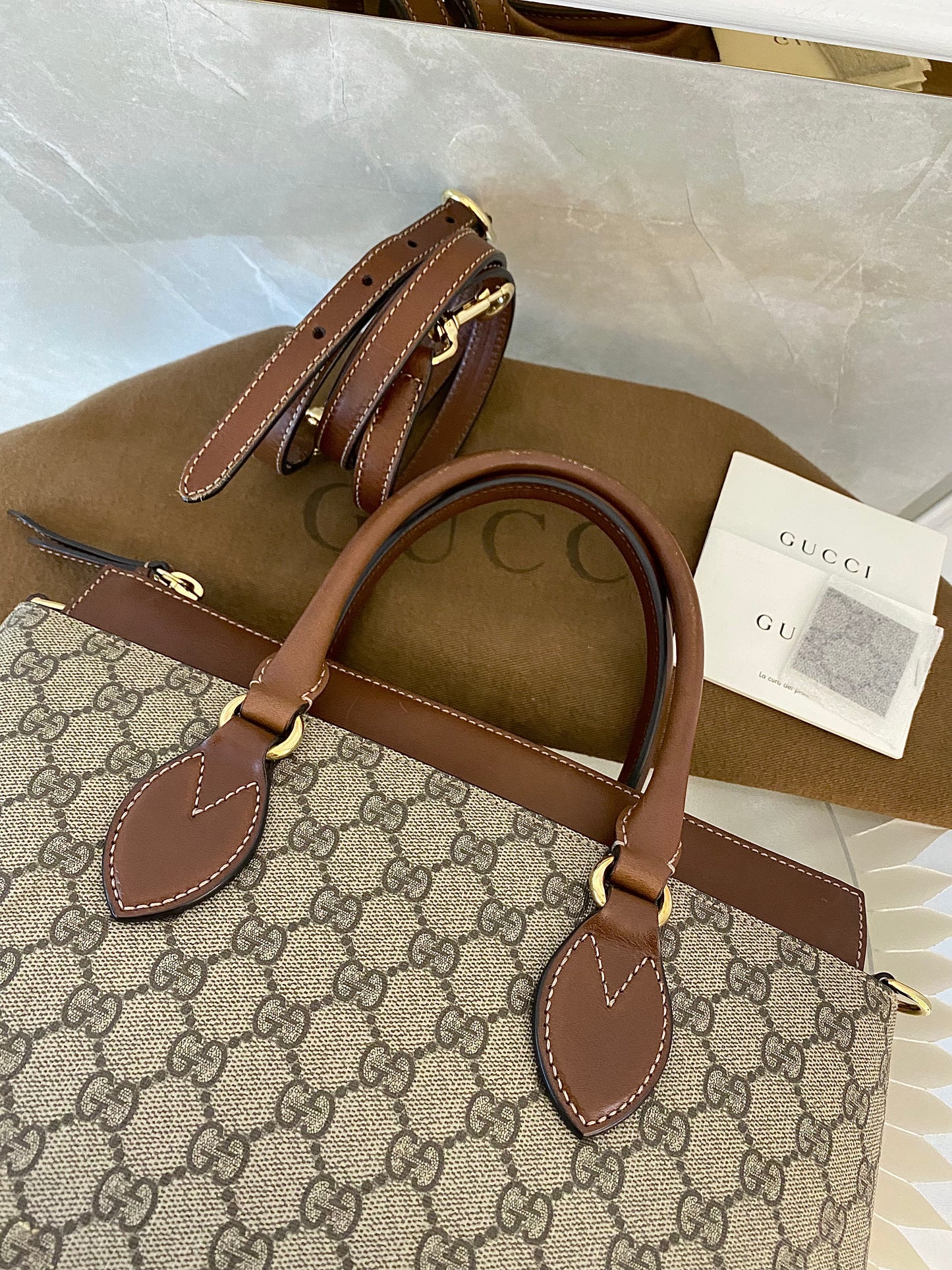 GUCCI Gg Supreme Medium 2way Zip-Top Tote Bag
