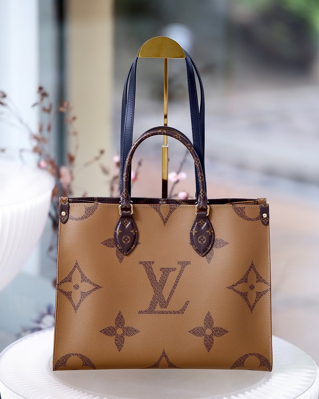 L V OTG Reverse Monogram Mm Size