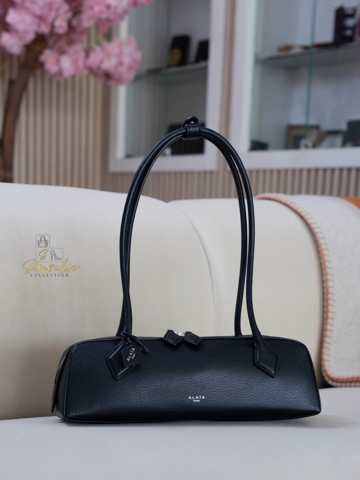 ALAIA LE TECKEL MEDIUM BAG IN GOATSKIN IN BLACK