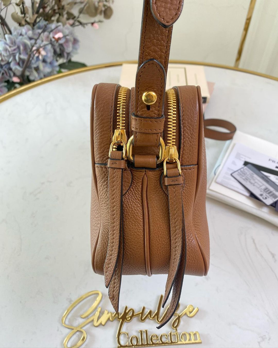 P Vitello Daino Camera Crossbody Cannella