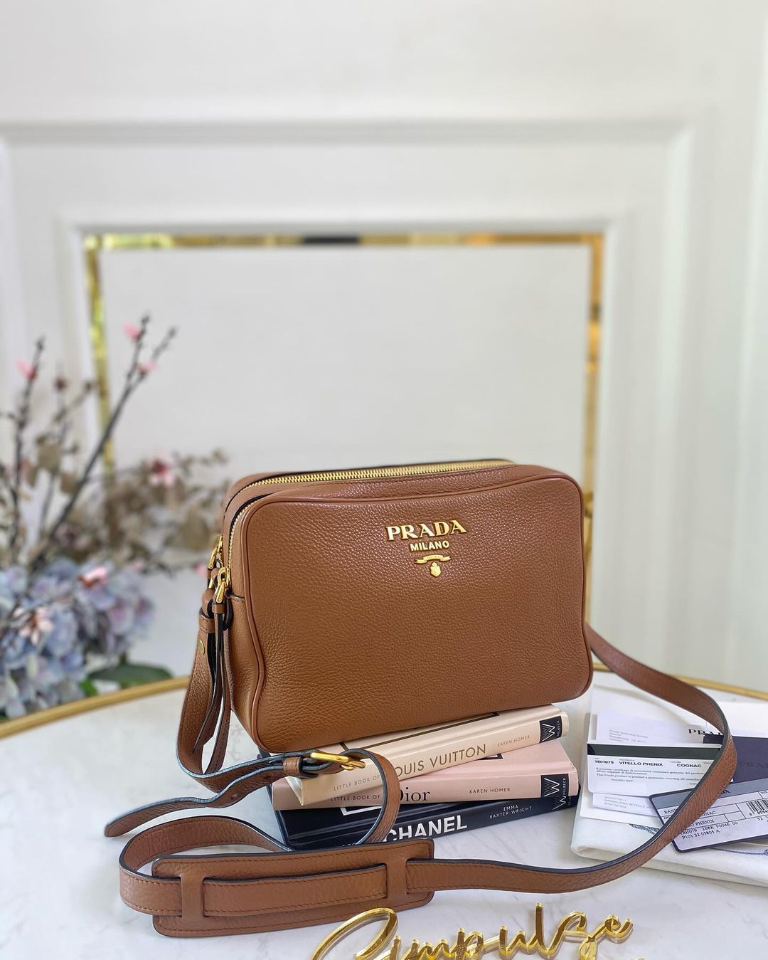 P Vitello Daino Camera Crossbody Cannella