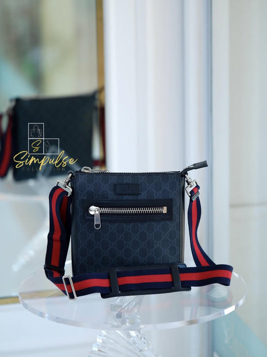 Gg Supreme Small Black Messenger Bag