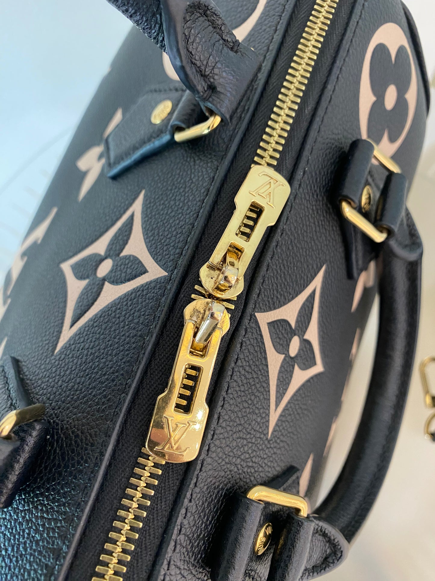 LOUIS VUITTON Speedy Bandouliere 25 Empreinte Leather Black