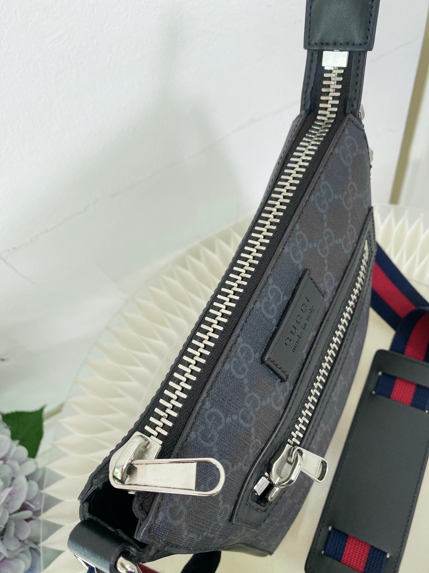 Gg Supreme Small Black Messenger Bag