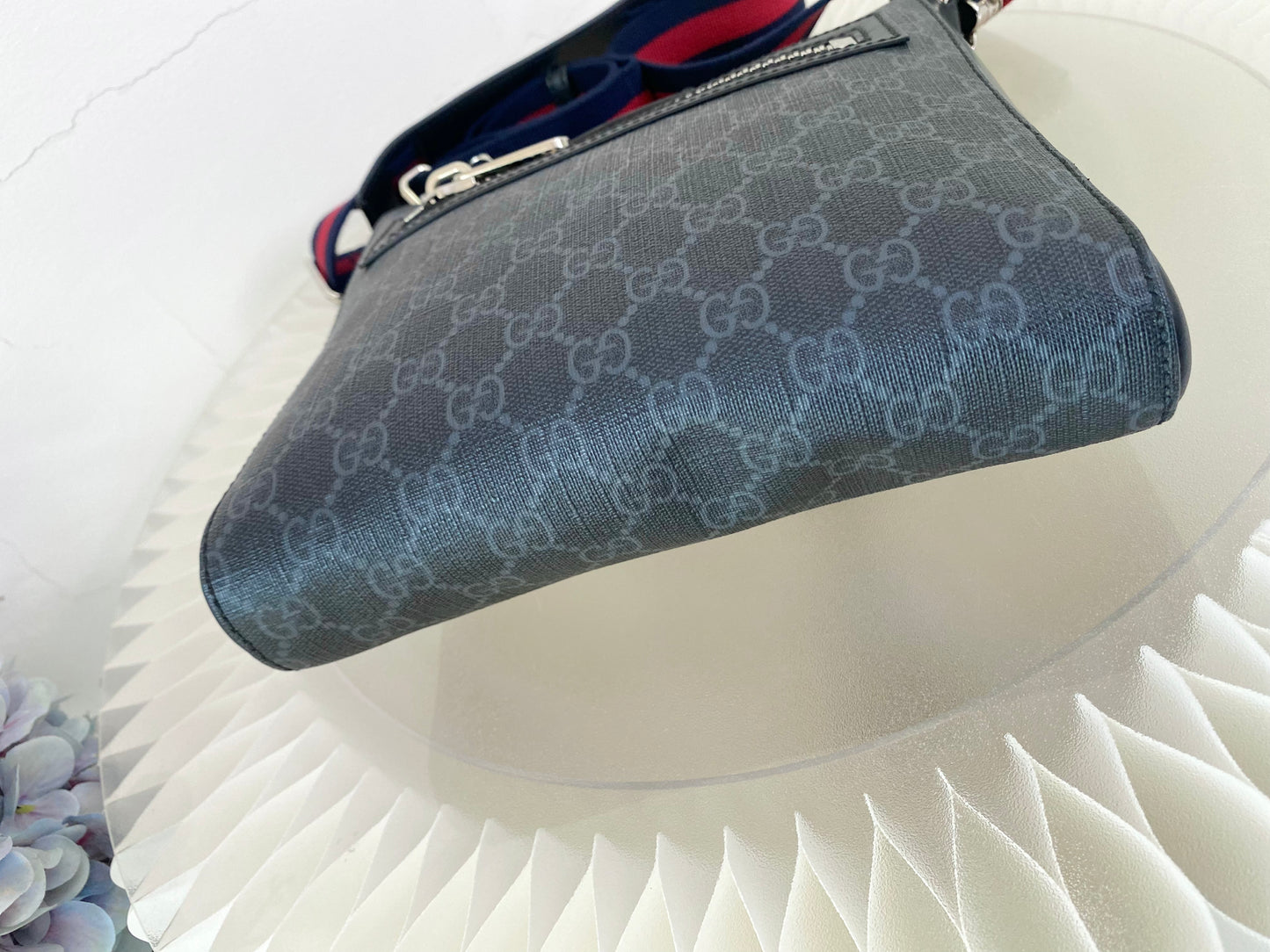 Gg Supreme Small Black Messenger Bag