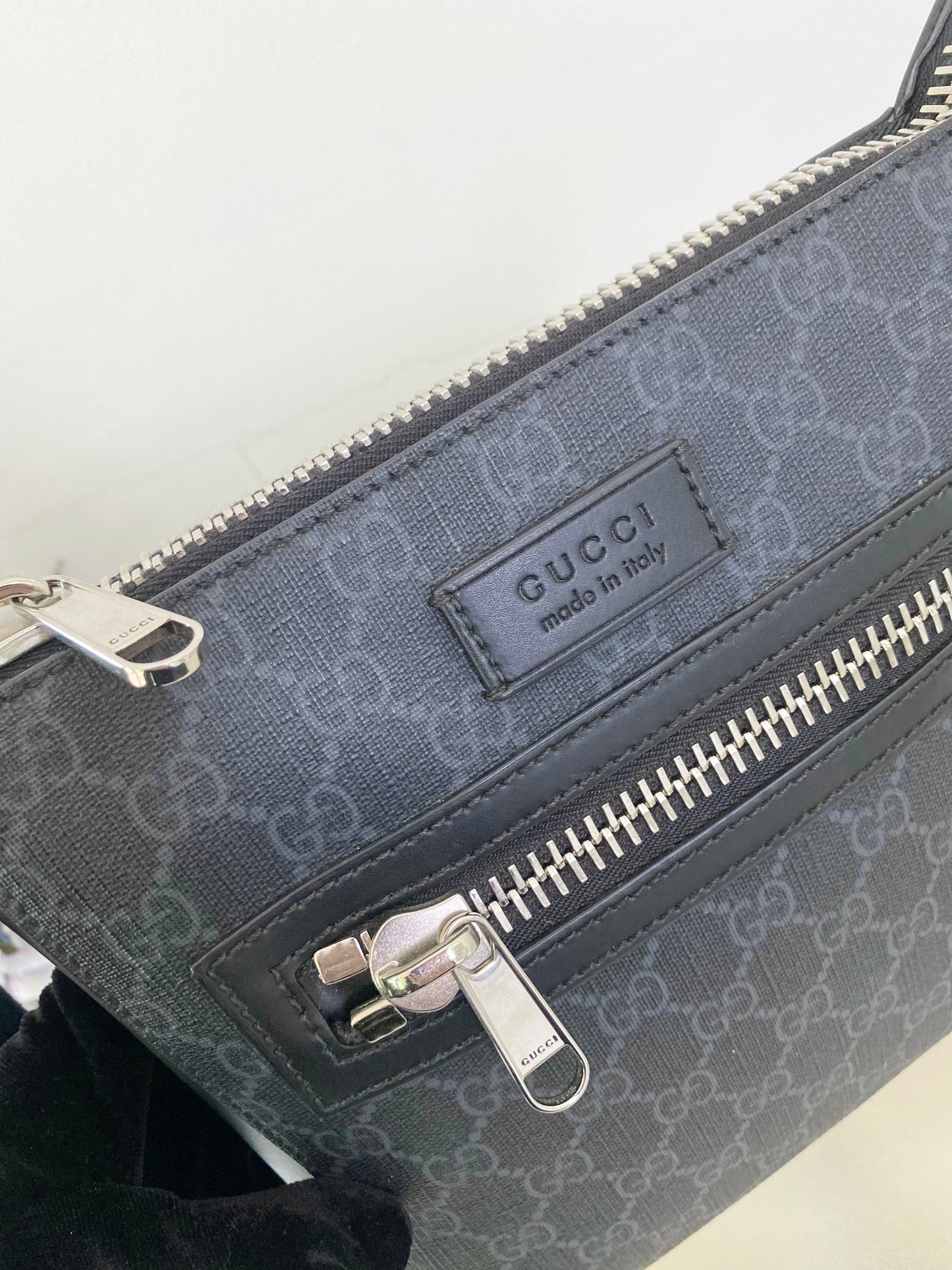 Gg Supreme Small Black Messenger Bag