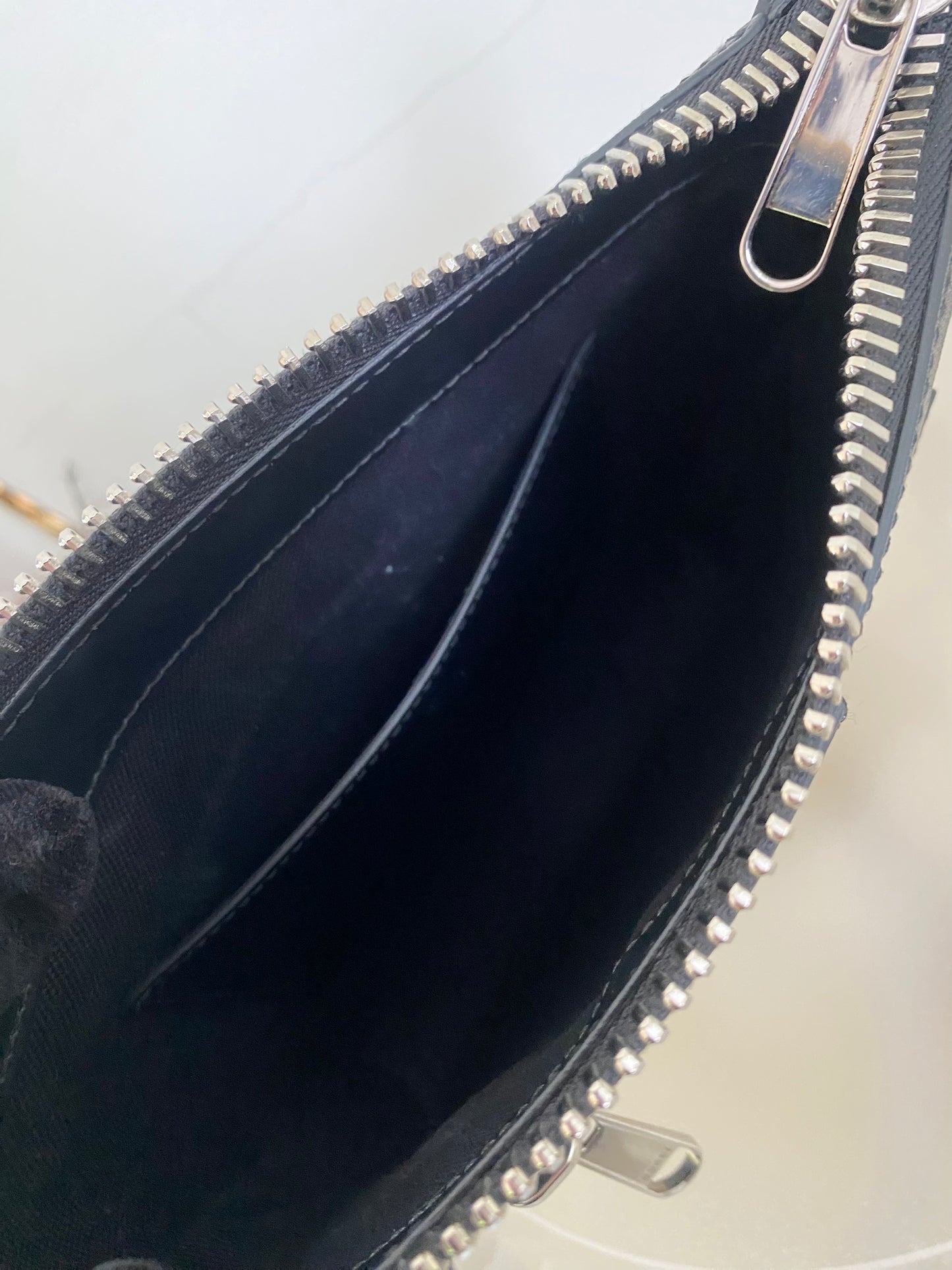 Gg Supreme Small Black Messenger Bag