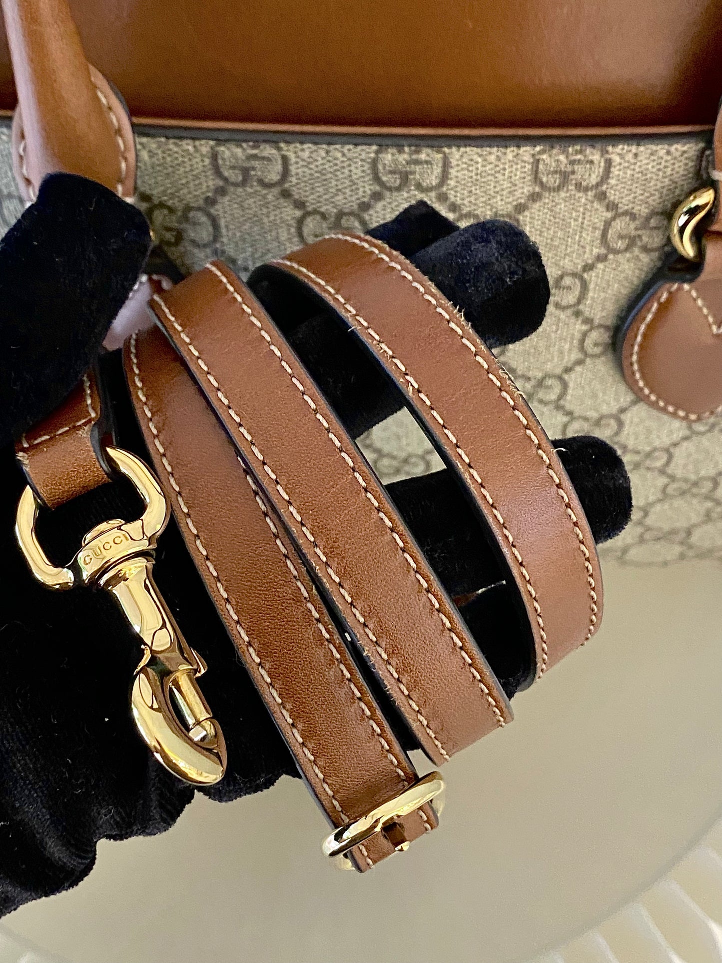 GUCCI Gg Supreme Medium  2way Zip-Top Tote Bag