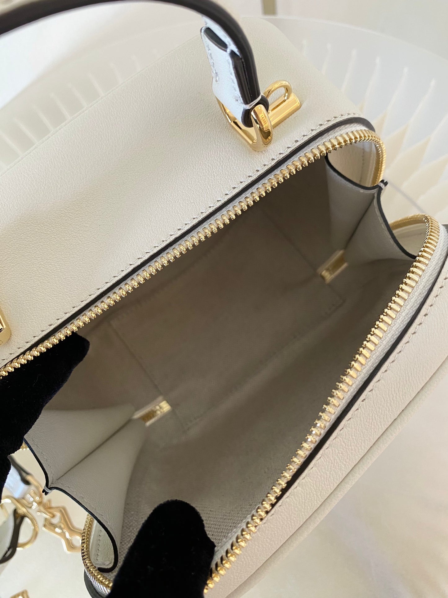 GUCCI Blondie 2-Way Top Handle Bag