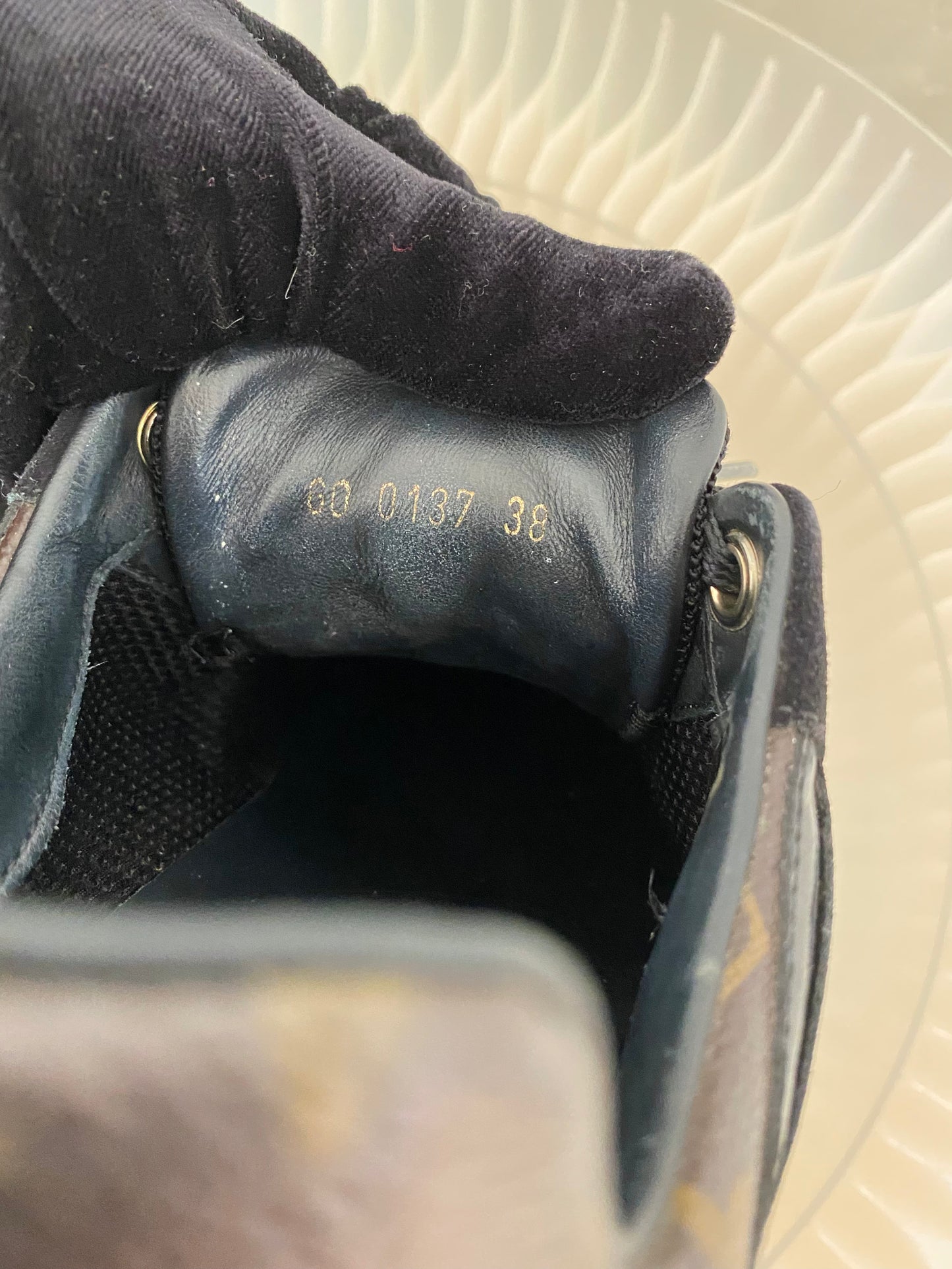 LOUIS VUITTON RUN AWAY BLACK SNEAKERS