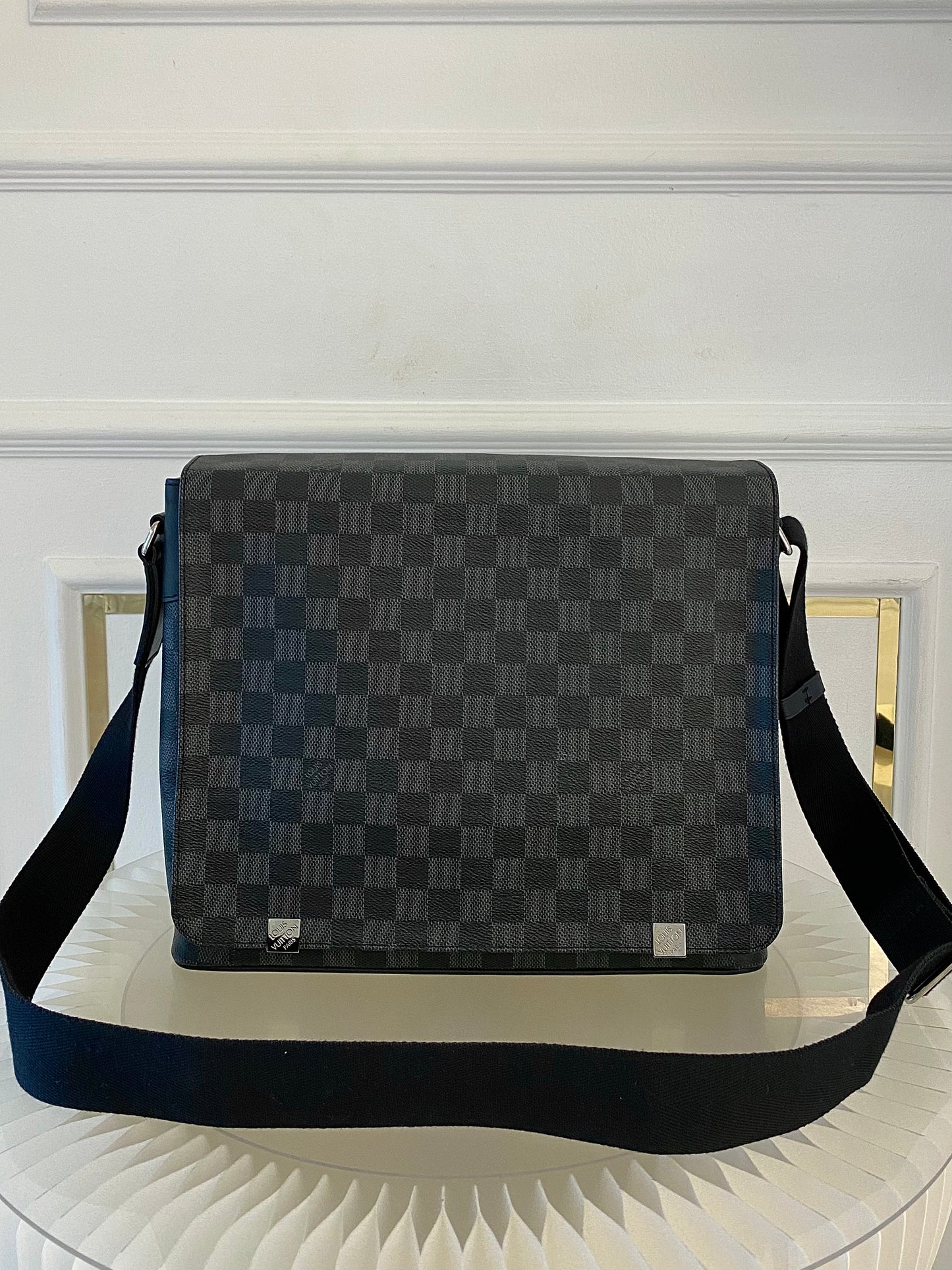 LOUIS VUITTON District Mm Messenger Graphite