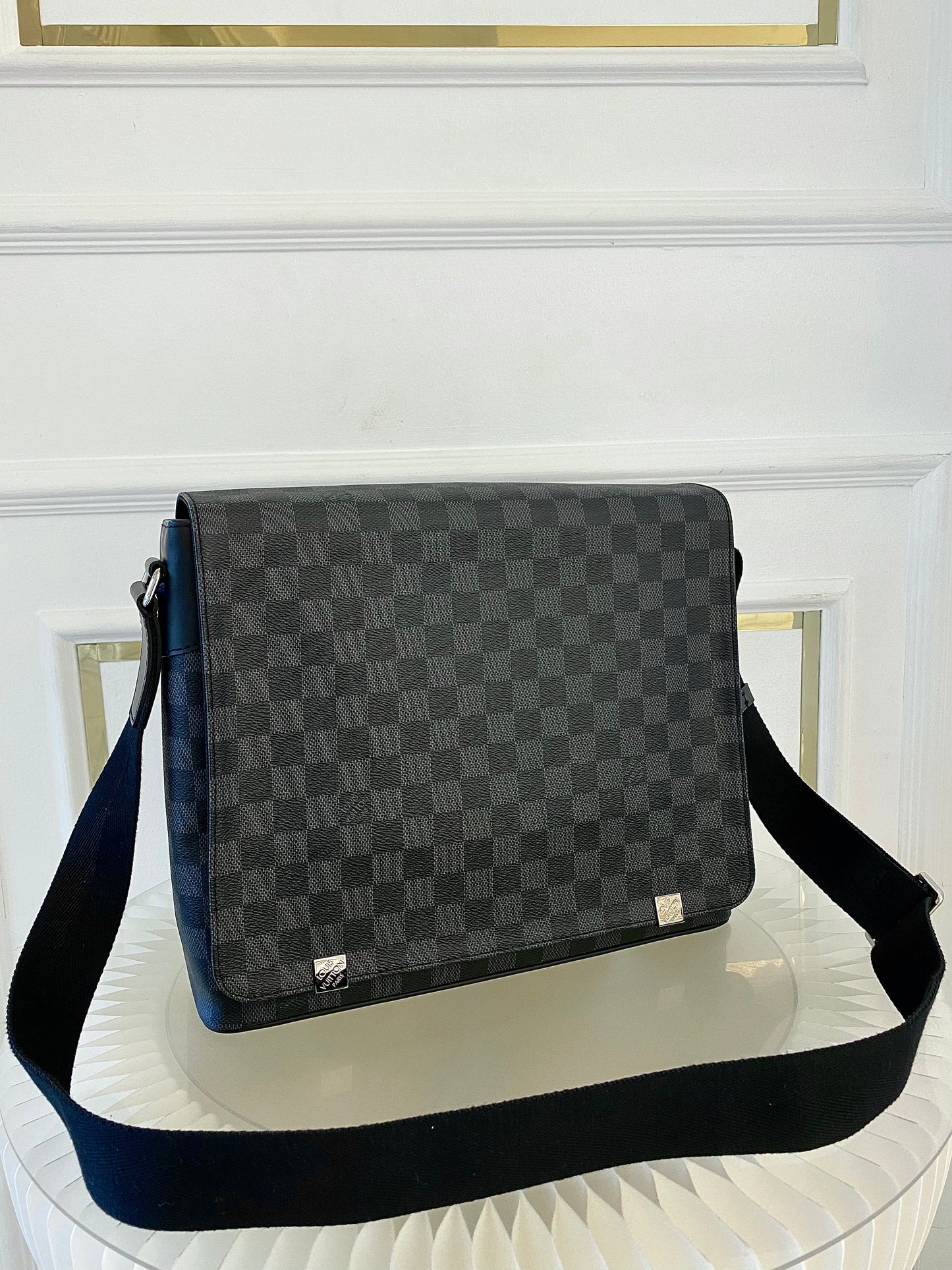 LOUIS VUITTON District Mm Messenger Graphite