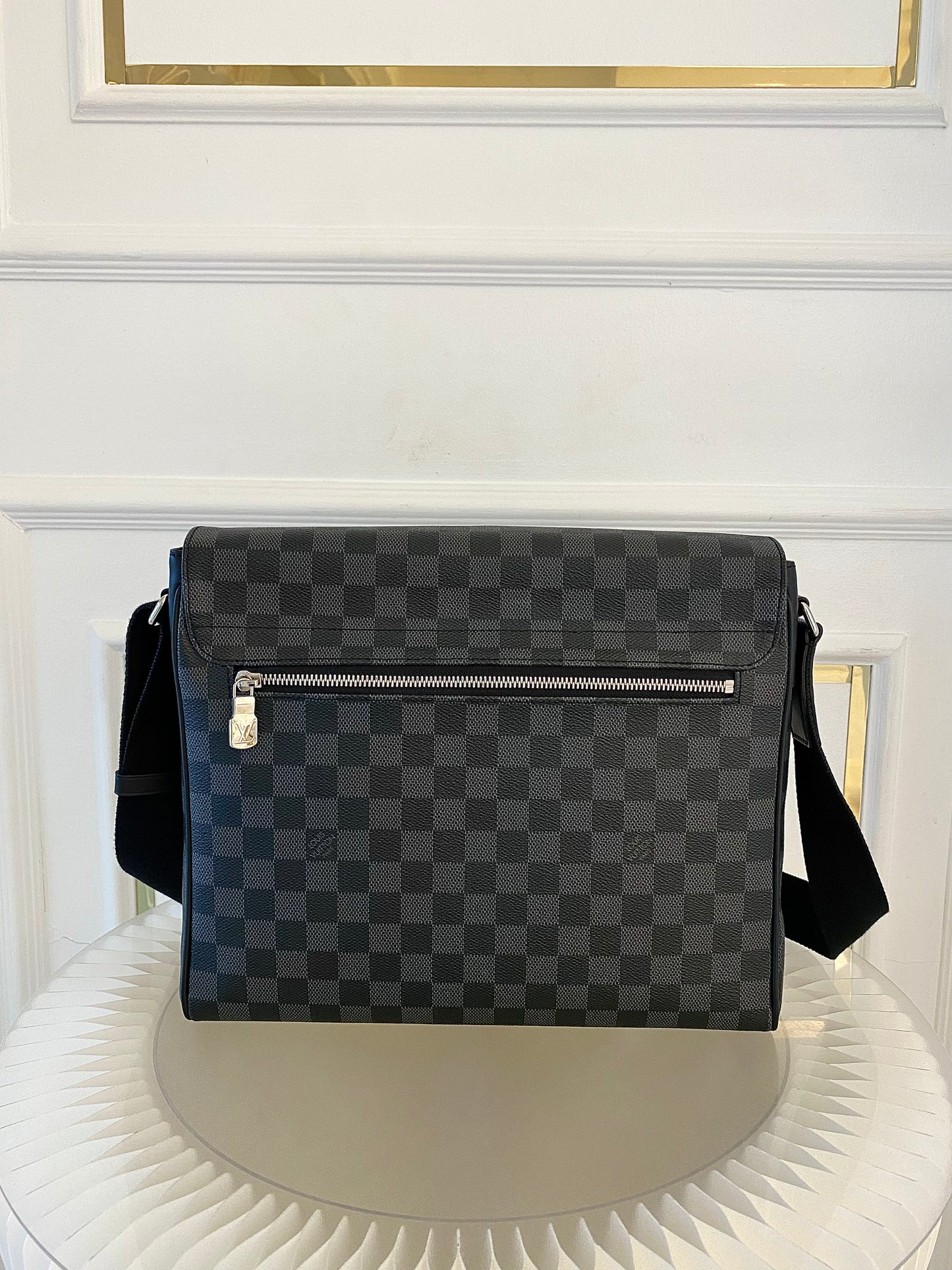 LOUIS VUITTON District Mm Messenger Graphite
