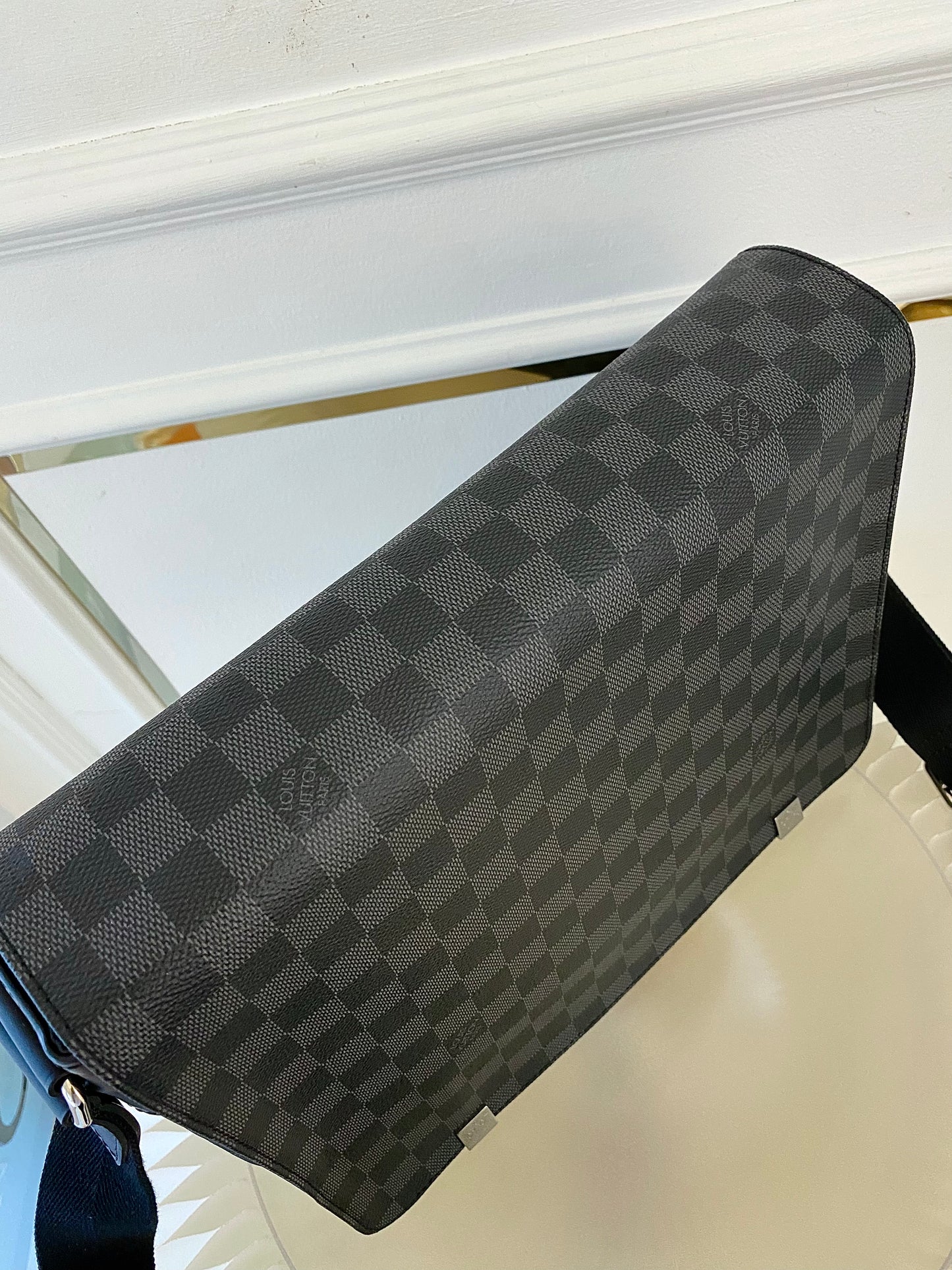 LOUIS VUITTON District Mm Messenger Graphite