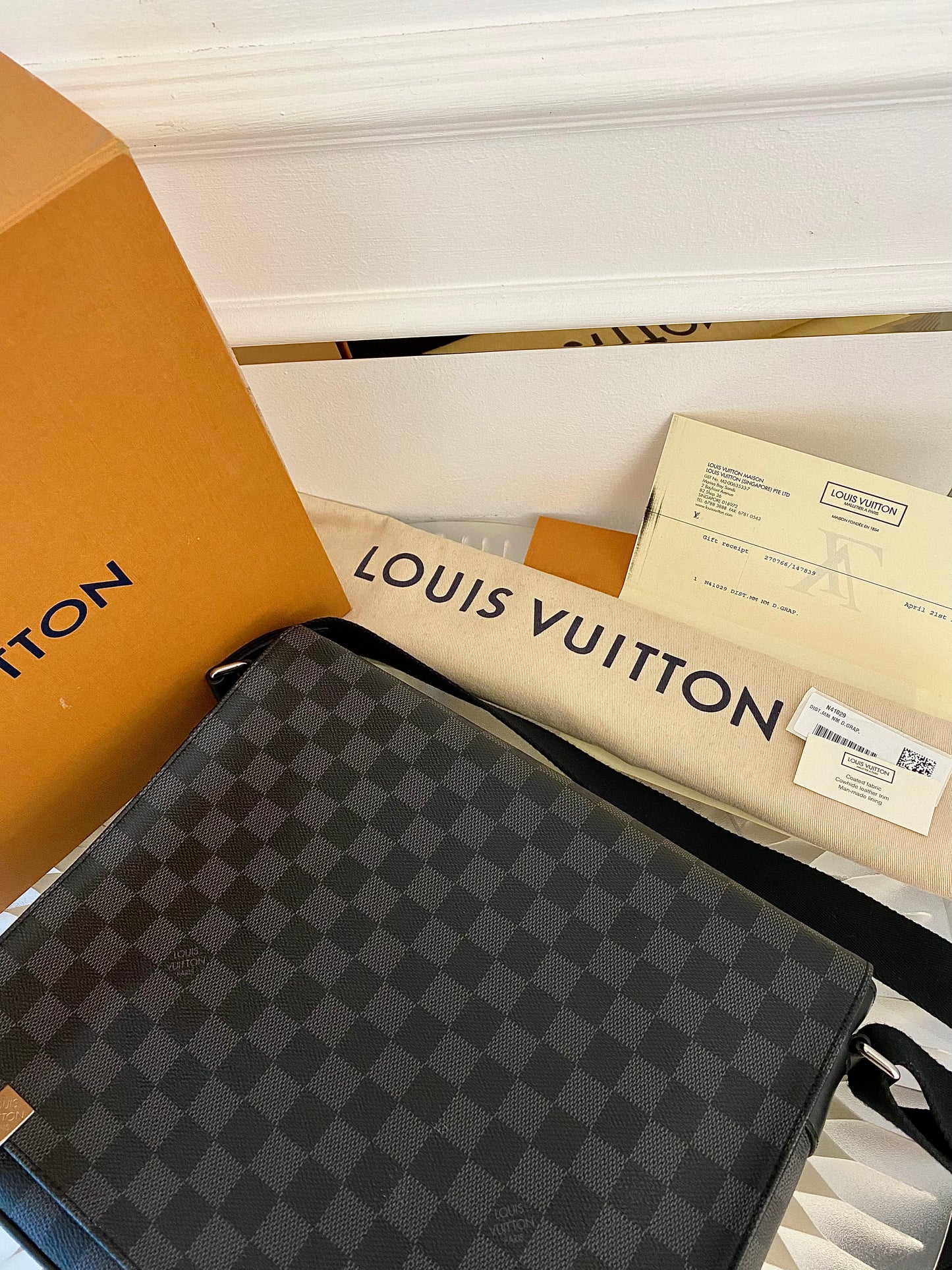 LOUIS VUITTON District Mm Messenger Graphite