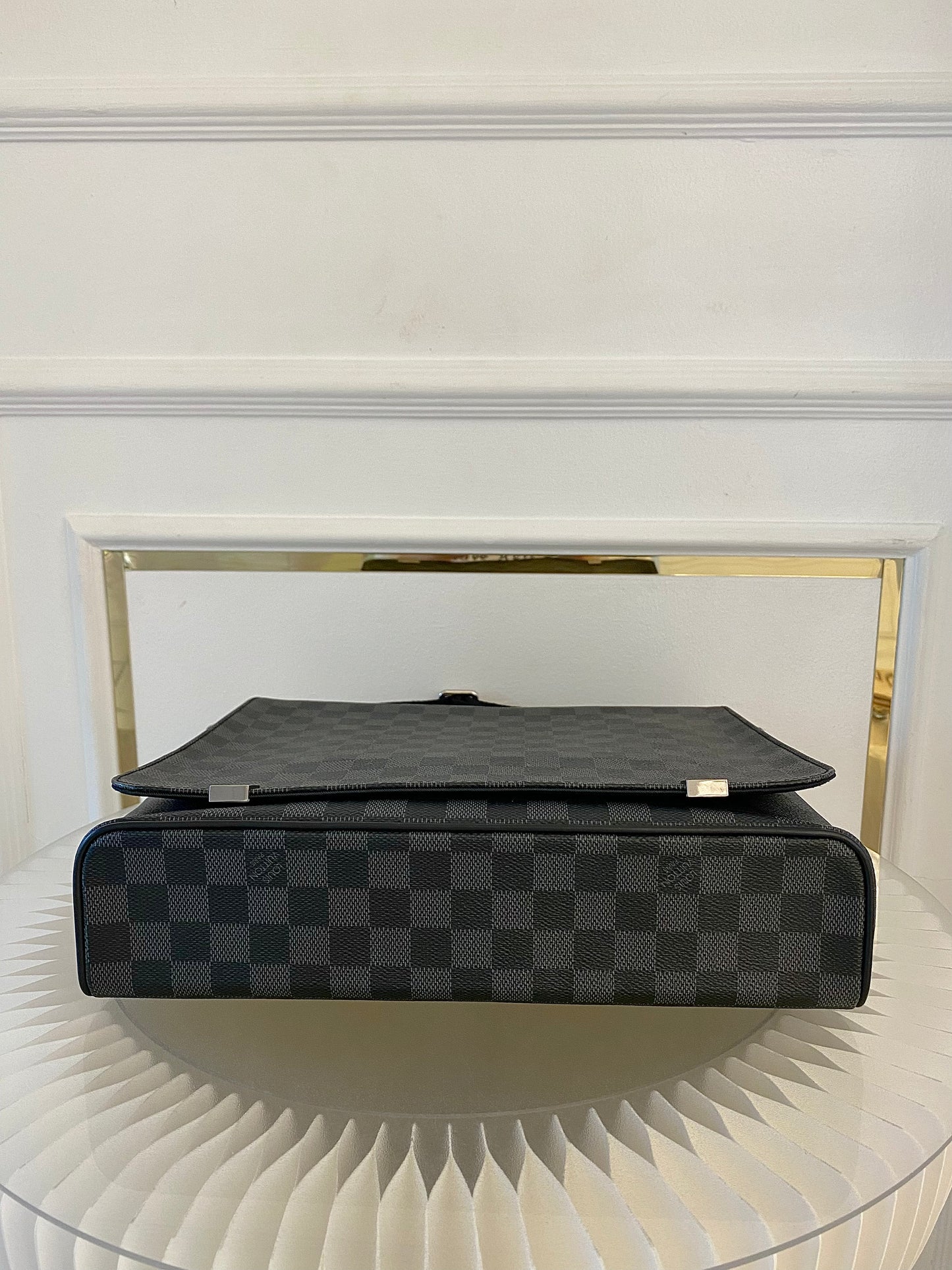 LOUIS VUITTON District Mm Messenger Graphite