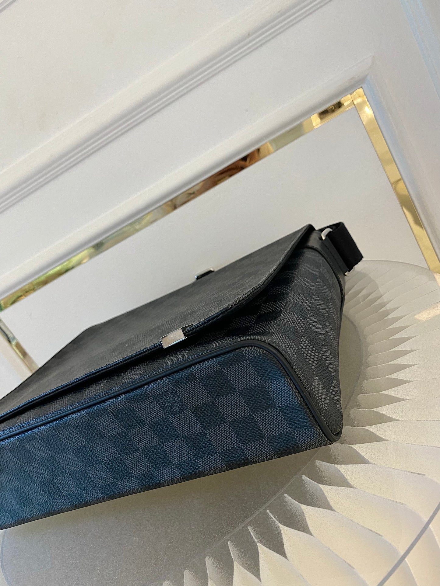 LOUIS VUITTON District Mm Messenger Graphite