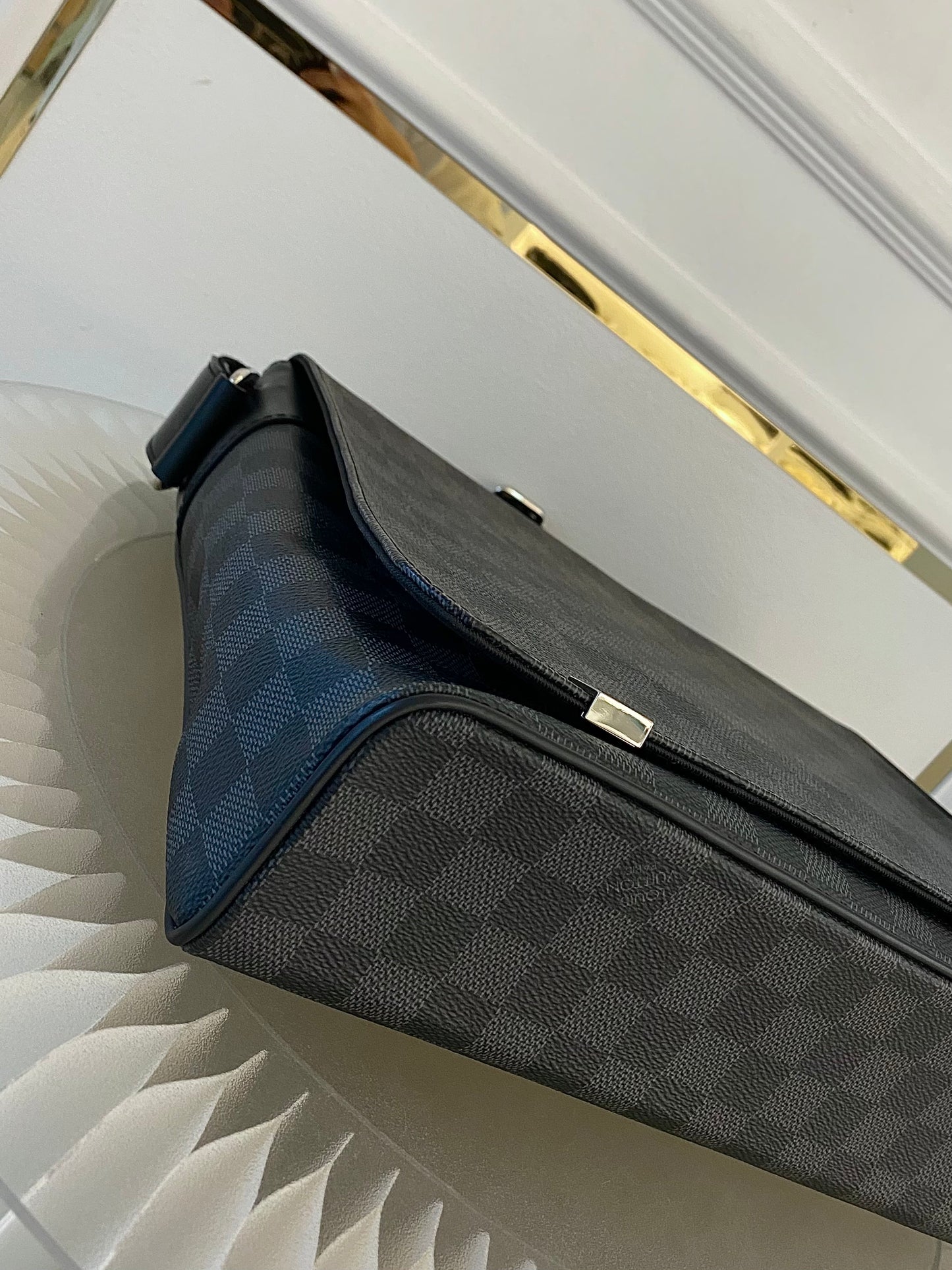 LOUIS VUITTON District Mm Messenger Graphite