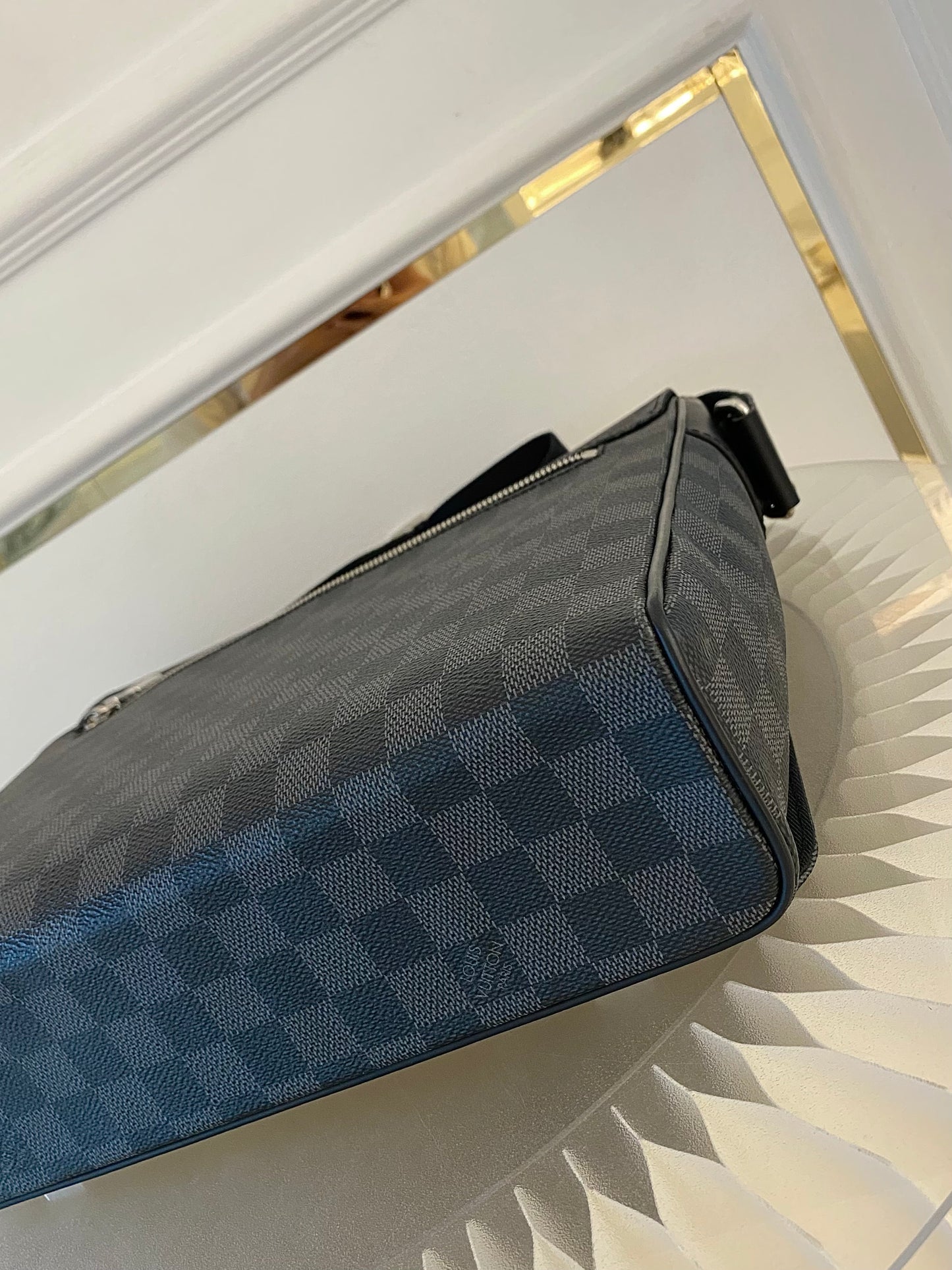 LOUIS VUITTON District Mm Messenger Graphite