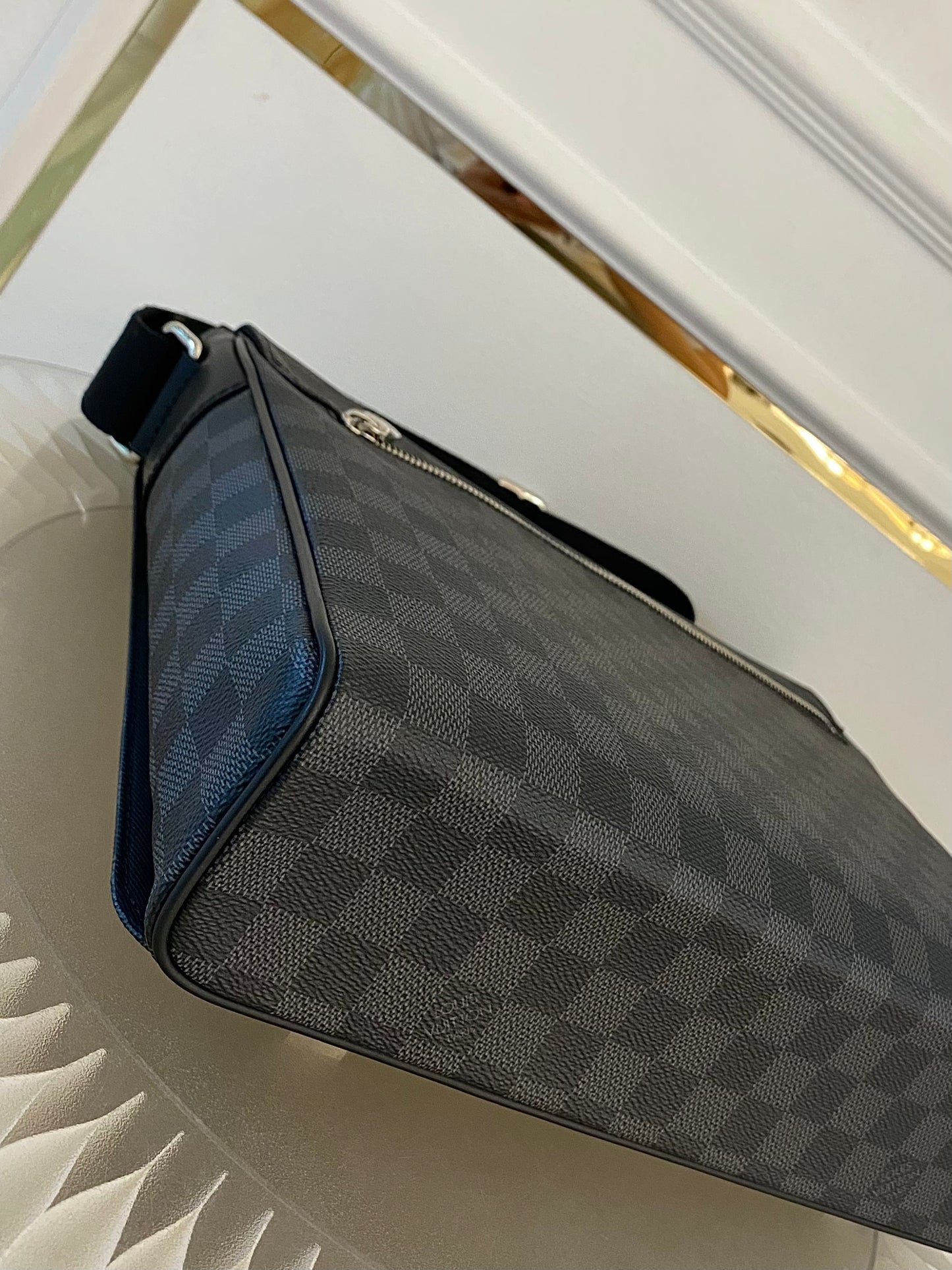 LOUIS VUITTON District Mm Messenger Graphite