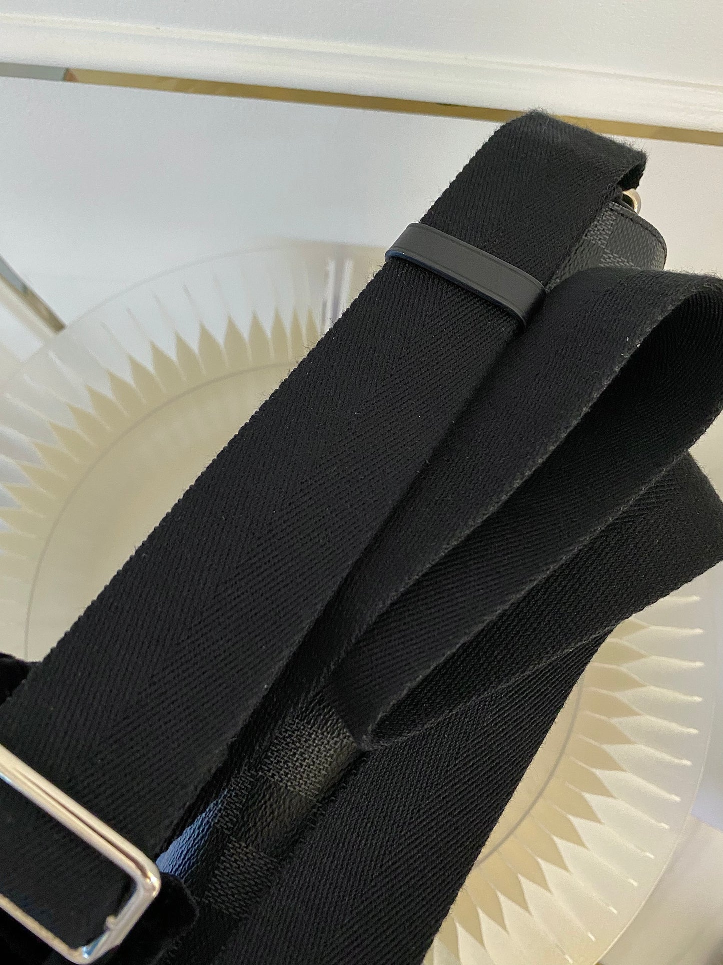 LOUIS VUITTON District Mm Messenger Graphite