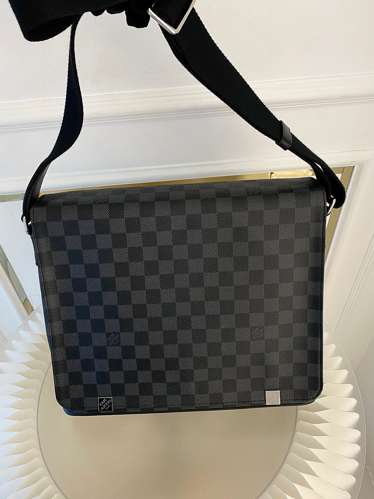LOUIS VUITTON District Mm Messenger Graphite