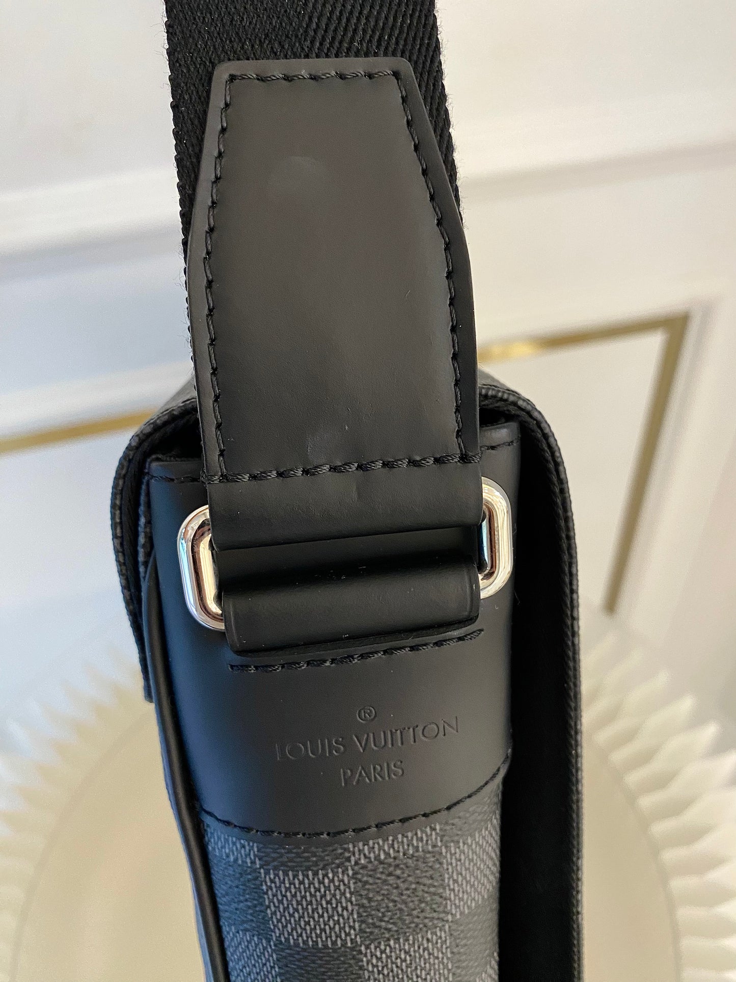 LOUIS VUITTON District Mm Messenger Graphite