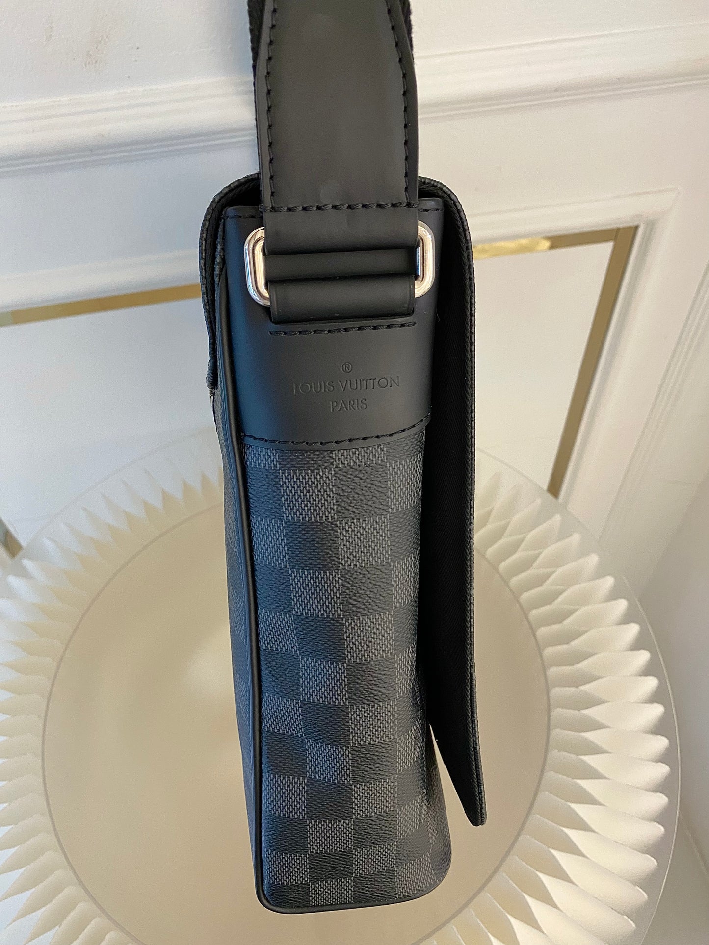 LOUIS VUITTON District Mm Messenger Graphite