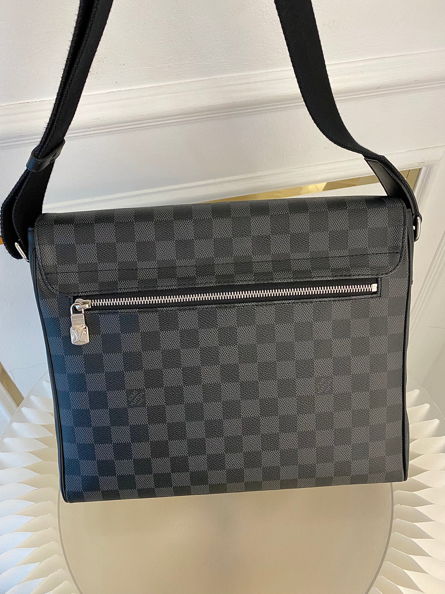 LOUIS VUITTON District Mm Messenger Graphite