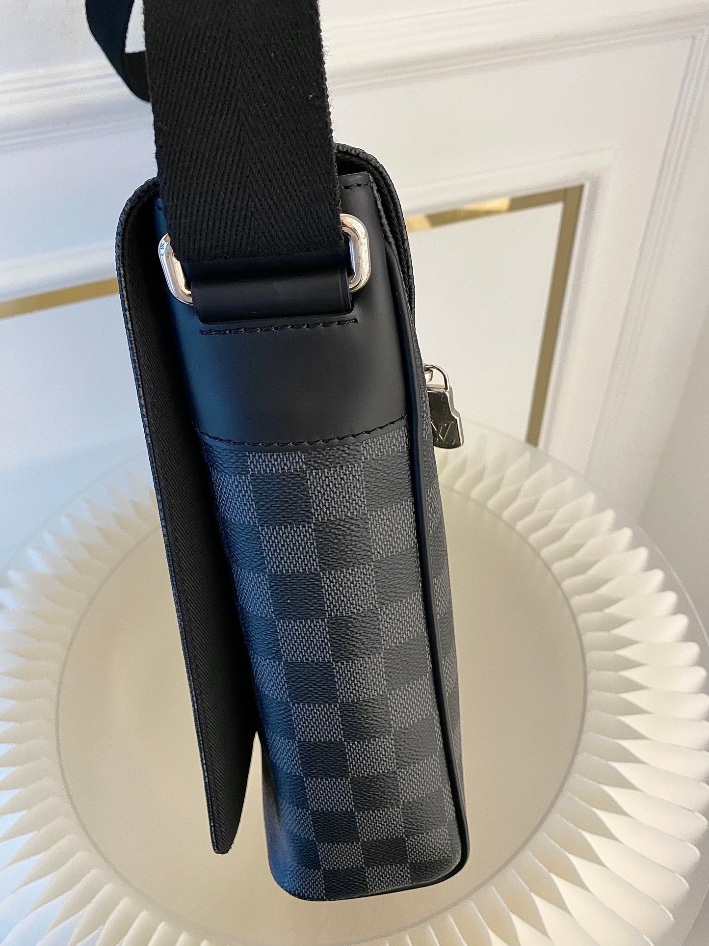 LOUIS VUITTON District Mm Messenger Graphite
