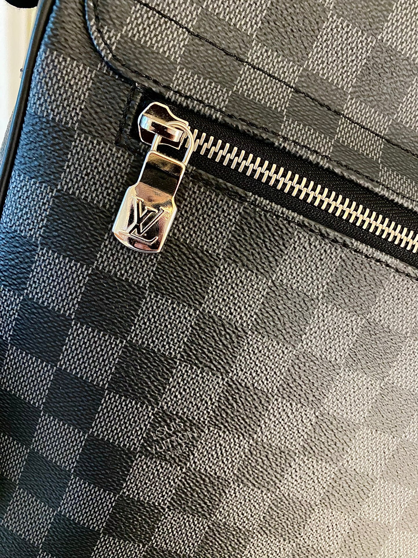 LOUIS VUITTON District Mm Messenger Graphite