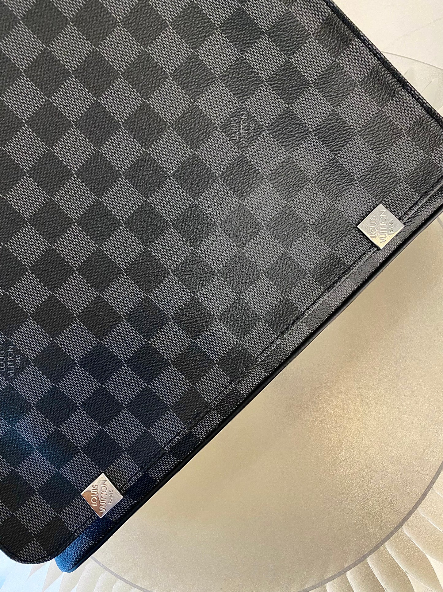 LOUIS VUITTON District Mm Messenger Graphite