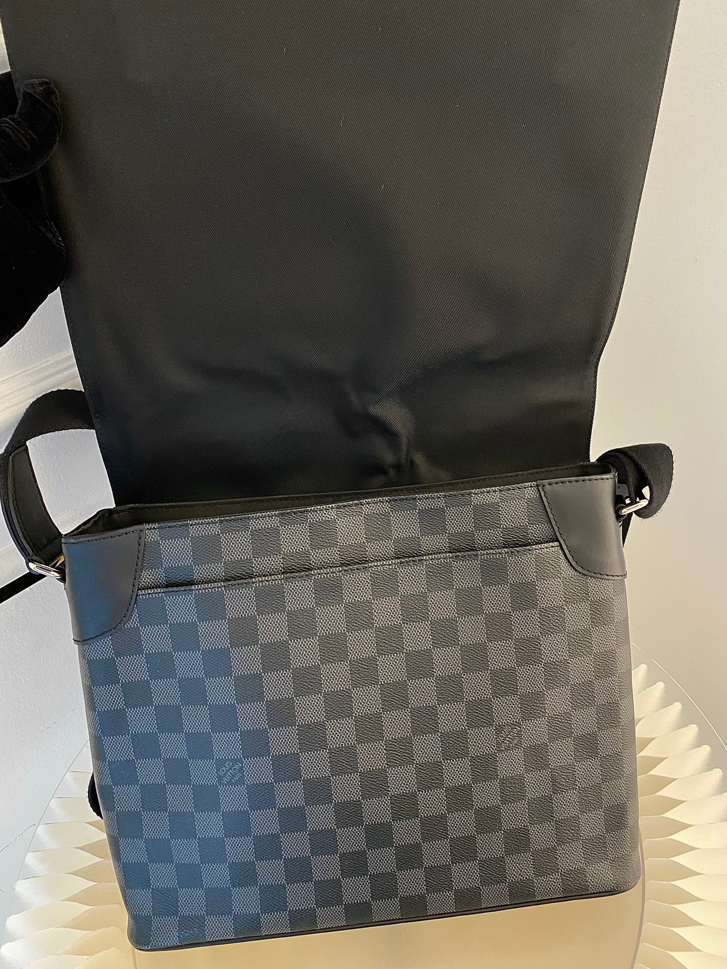 LOUIS VUITTON District Mm Messenger Graphite