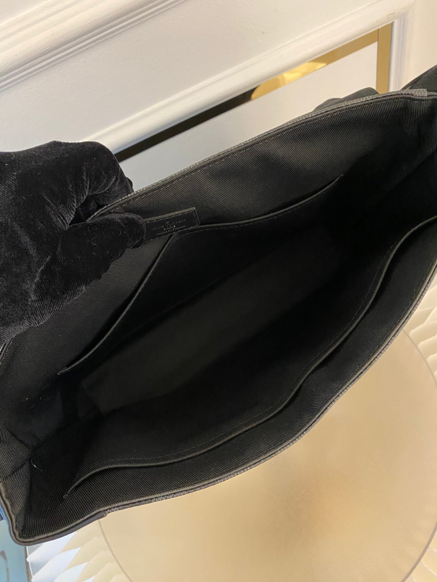 LOUIS VUITTON District Mm Messenger Graphite
