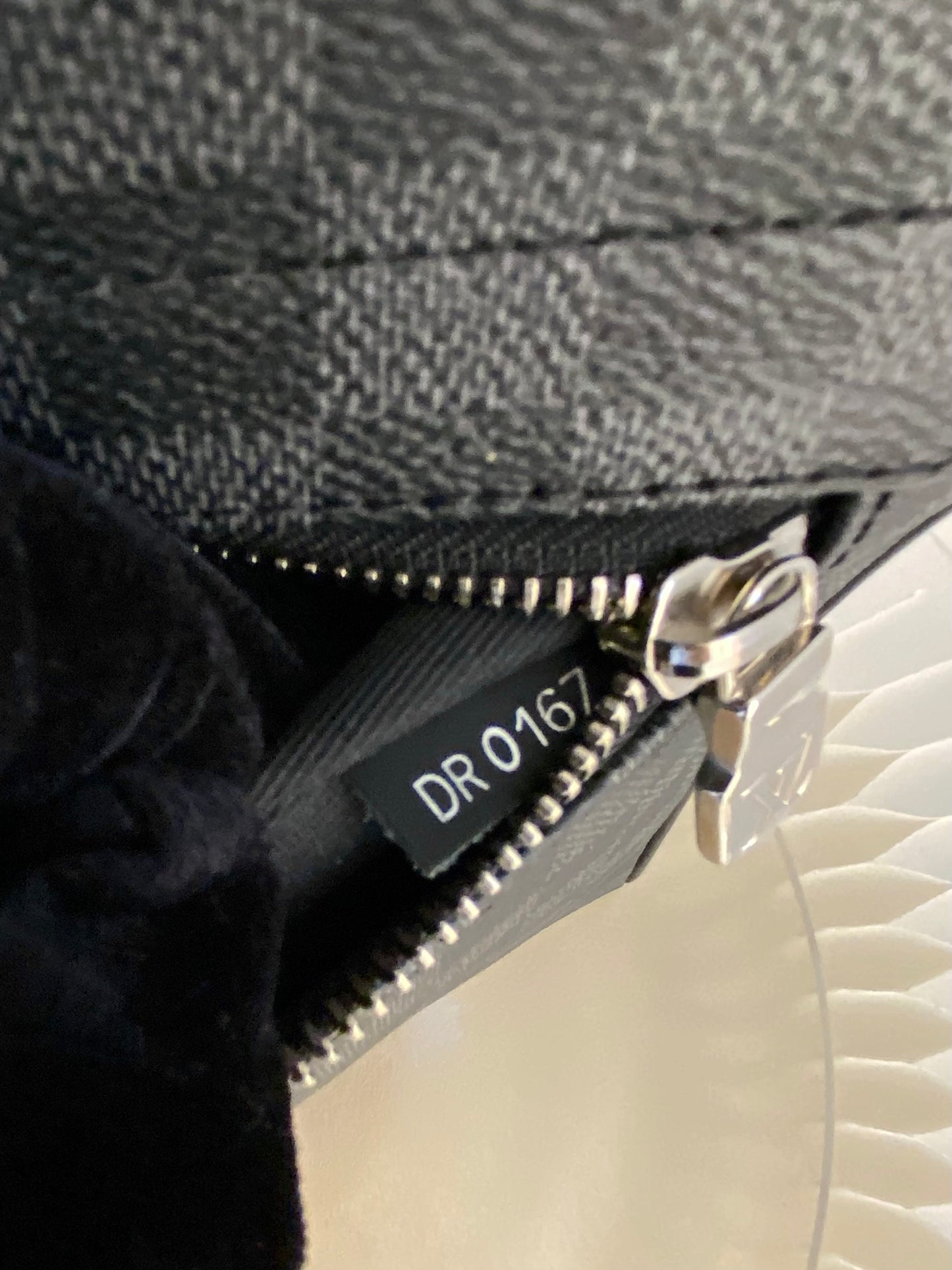 LOUIS VUITTON District Mm Messenger Graphite